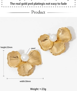 Detail view of pearl flower earrings with 35x50mm dimensions and PVD gold plating