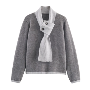 Dettaglio maglione grigio in maglia con collo a sciarpa a contrasto e bottoni decorativi