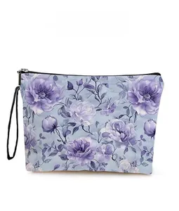 Détail de la trousse de maquillage tulipe bleue avec fleurs violettes et sangle zippée
