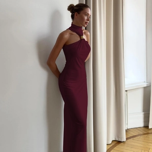 Dettaglio dell'abito bordeaux allacciato al collo con elegante fibbia in metallo dorato