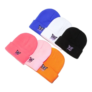 Bonnets en tricot confortables avec broderie papillon et DREAMS en plusieurs couleurs
