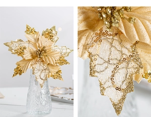 Vue macro d'un poinsettia de Noël pailleté doré avec texture en velours et pétales évidés