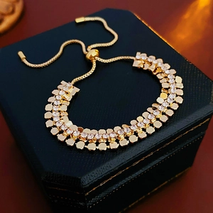 Détail du bracelet strass doré avec fermoir coulissant réglable sur boîte à bijoux