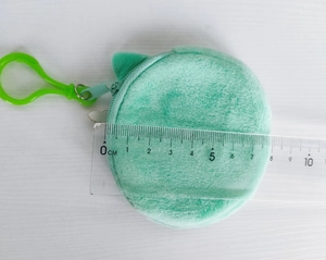 Detail eines 8cm mintgrünen Plüsch-Geldbeutels mit Lineal zur Größenbestimmung