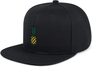 Detailaufnahme der gelben Ananas-Stickerei auf einer schwarzen Hip-Hop-Cap aus Baumwolle