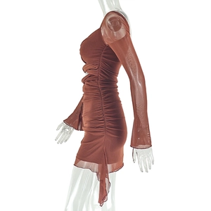 Détail d'une robe marron foncé à manches longues en mesh avec fronces et fente latérale