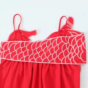 Robe rouge à fines bretelles avec broderie en écailles blanches et détails plissés