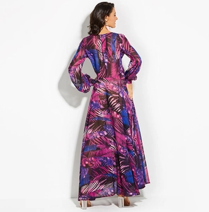Vue arrière d'une robe maxi imprimé tropical à manches longues avec un ourlet fluide