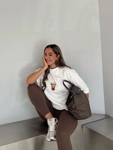T-shirt blanc à col rond avec graphique café et leggings marron pour un look décontracté