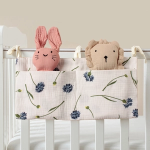 Organisateur de lit bébé en coton rose avec doudous lapin et lion pour les couches