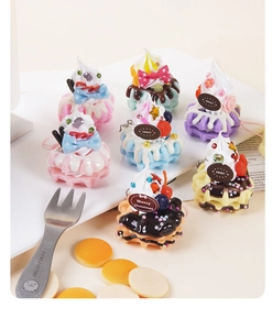 Vista detallada de dijes de gofres en miniatura con crema, fruta y etiquetas dulces