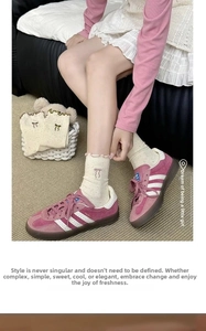Detail of cream crew socks with ruffled edges and bow embroidery in purple sneakers