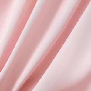 Robe mini rose sans manches à décolleté en V plongeant et texture de tissu plissé