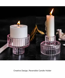 Dettaglio del portacandele in vetro rosa a coste con design a doppia testa versatile