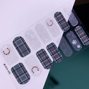 Détails d'autocollants pour ongles de Noël avec motifs à carreaux gris et flocons argentés