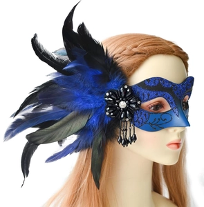 Détail du masque de plumes bleu et noir avec motifs pailletés et accents de bijoux