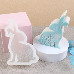 Vue détaillée du moule en silicone lapin avec motif floral et figurine d'animal 3D