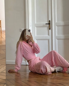 Détail d'un ensemble deux pièces en coton rose avec sweat à capuche court et jogging