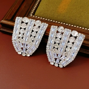Vue détaillée des boucles d'oreilles clips argentées avec strass pavés irréguliers