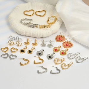 Collection de boucles d'oreilles cœur style français en or et argent avec détails émail