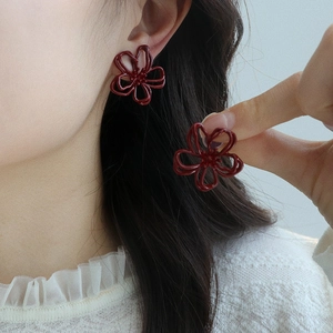 Elegante burgunderrote hohle Blumenohrstecker mit mattem Vintage-Metall-Finish