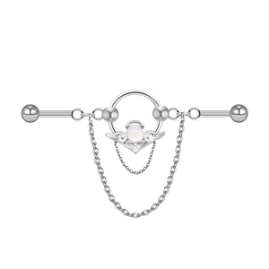 Detailansicht eines silbernen Industrial Barbells mit geflügeltem Stein und Doppelketten