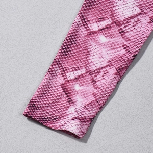Vue macro détaillée du tissu imprimé serpent montrant la texture des écailles