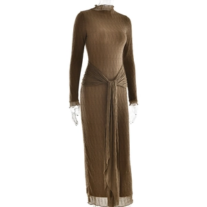 Détail de la robe longue marron à manches longues avec texture plissée et nœud à la taille