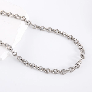 Collana a catena a maglie larghe in metallo argento con maglie ovali su pietra bianca