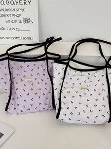 Borse tote grandi con motivi a fiocco in viola e crema per stile quotidiano