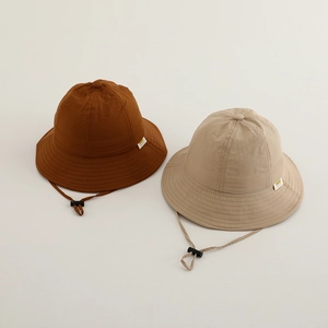 Chapeaux de soleil minimalistes pour enfants en café et beige avec mentonnière réglable