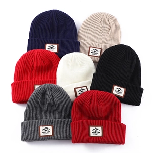 Warme Winter-Strickmützen in verschiedenen Farben mit Leder-Logo-Patch für Outdoor