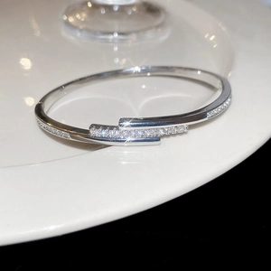Détail d'un bracelet jonc cœur en zircon étincelant avec placage en or 18 carats chic