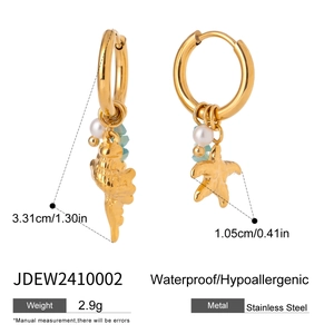 Vue détaillée des boucles d'oreilles étoile de mer dorées avec dimensions et spécifications