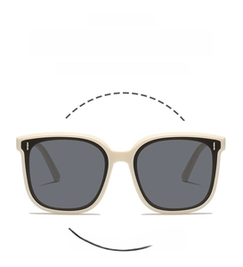 Détail de lunettes de soleil ivoire pour enfants avec verres gris et charnière métal