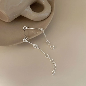 Minimalist 925 sterling silver interlocking wave chain bracelet on ceramic plate
