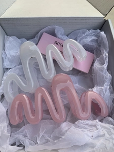 Detail showing wavy jelly hair claws in cream white and dusty pink colors