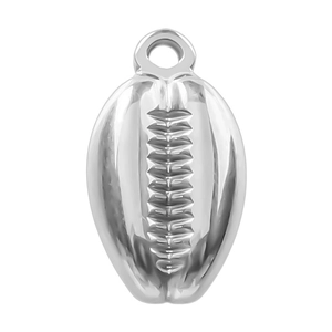 Vue détaillée du pendentif rugby argenté avec texture de couture et finition métal