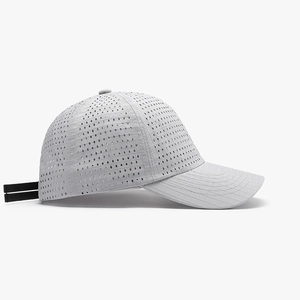 Cappellino da baseball in mesh grigio chiaro con fori laser e cinturino regolabile