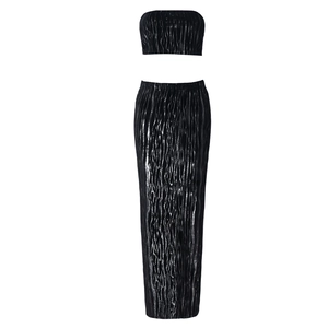 Détail d'un ensemble deux pièces noir avec texture côtelée métallique et jupe moulante