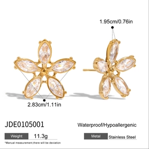 Détail des boucles d'oreilles fleur en acier inoxydable 18K avec mesures et zircon