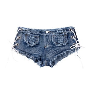 Dettaglio degli shorts in denim blu scuro con lacci laterali e bordi sfrangiati usurati