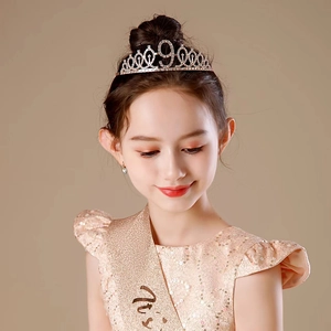 Détail d'une couronne d'anniversaire dorée numéro 9 avec une écharpe scintillante assortie