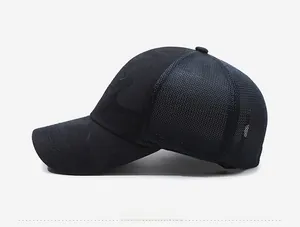 Seitenansicht der schwarzen Mesh-Baseballkappe mit atmungsaktivem Stoff und Schirm