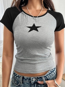 Dettaglio del crop top grigio stile Y2K con maniche raglan nere e stella stampata sul petto