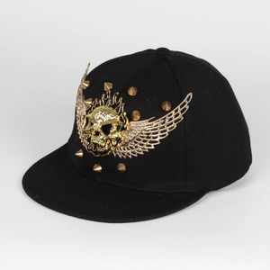 Detailansicht einer schwarzen Hip-Hop-Cap mit goldenem Totenkopf- und Flügeldekor