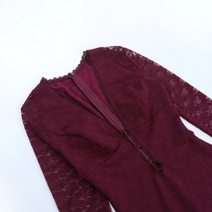 Détail de robe en dentelle bordeaux montrant le décolleté en V et le zip invisible