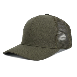 Detail der armygrünen Trucker-Cap mit atmungsaktivem Mesh und strukturierter Front