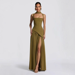 Elegante abito lungo verde oliva con spacco alto, corpetto a corsetto e sciarpa al collo