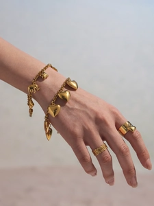 Detail von 18K vergoldeten Herz- und Elefanten-Armbändern mit gestapelten Ringen für Damen